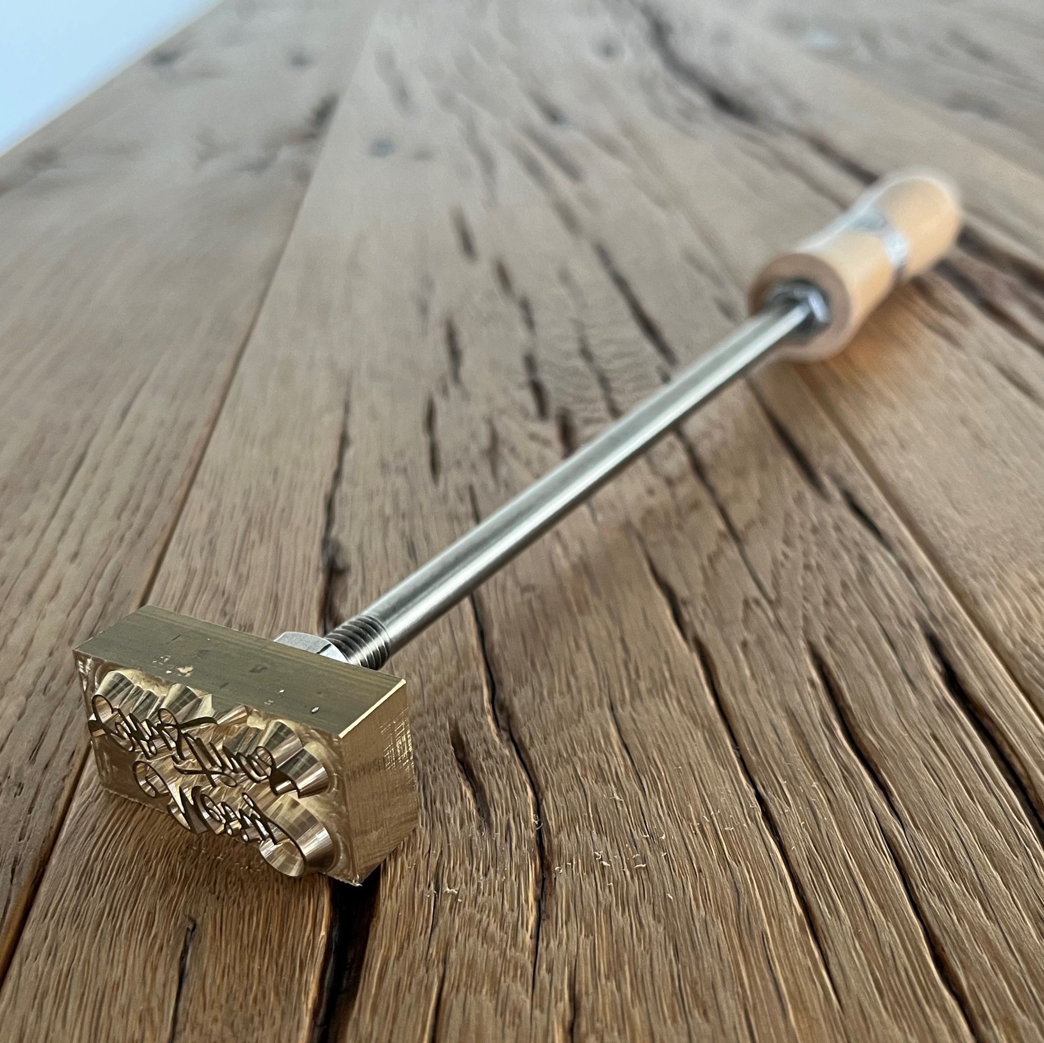 Manueller Brennstempel mit Handgriff
